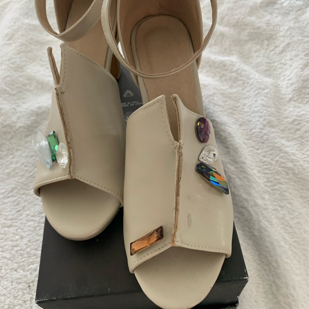 Shoe - Picture 3 of 6
